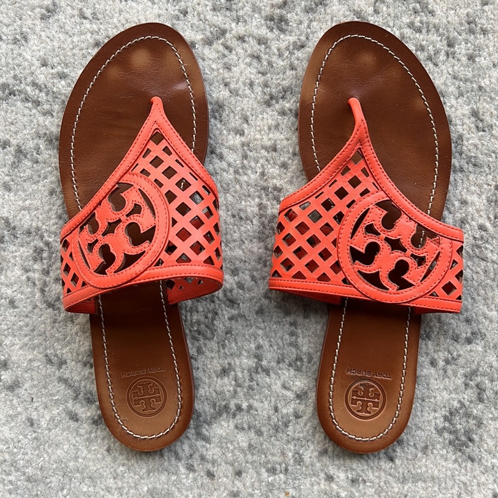 Tory Burch Poppy Coral Logo Thong, Size 10